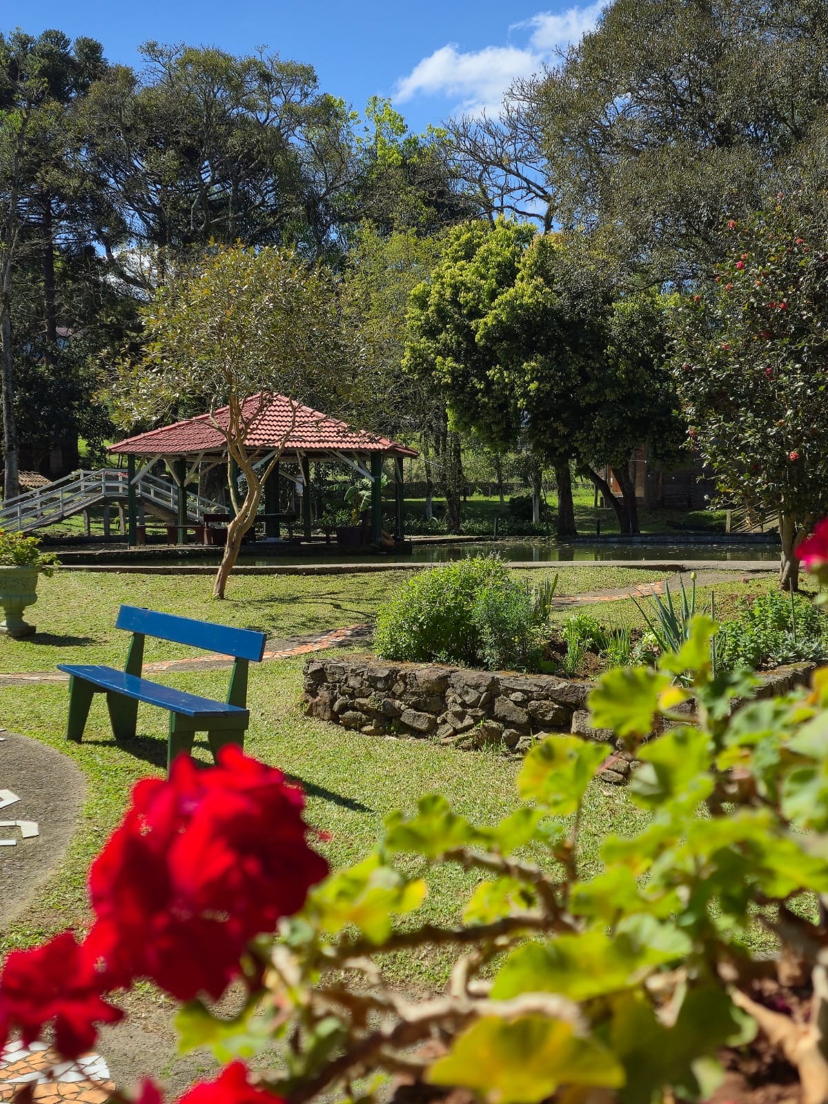 Jardins, árvores e pergolado da Pousada da Chácara